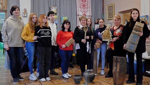 В бібліотеці ім. М. Реріха, проходить виставка "Сакральні символи України"