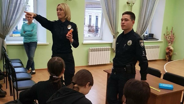 Темою зустрічі з Лідією Занюк (капітаном поліції) стало надзвичайно актуальне питання: «Домашнє насильство»