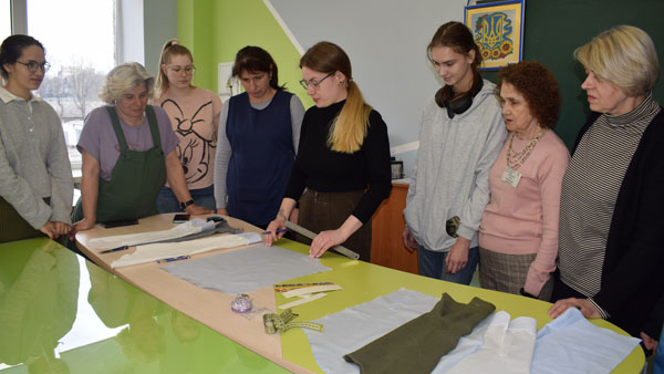 Майстерклас від майстра чоловічих сорочок ТОВ «Indposhiv» Дар’ї Корячко за темою: «Обробка застібки чоловічих рукавів пришивною планкою»