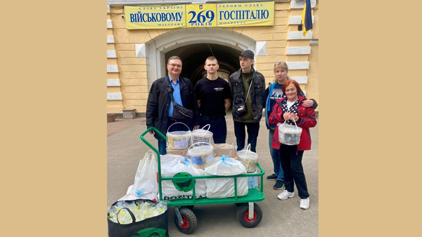 Напередодні Великодніх свят здобувачі освіти та педагоги КПКМТС відвідали госпіталь