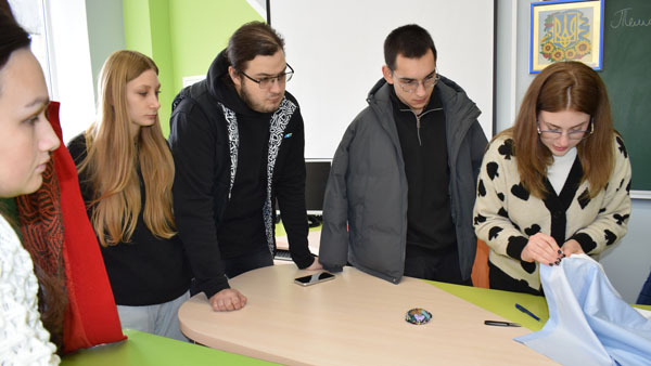 Майстер-клас від випускниці: секрети якісного коміра у чоловічих сорочках