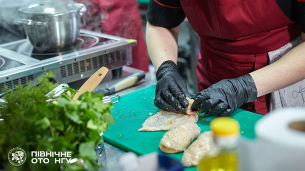 Поєднання армійських стандартів та високої кухні: кухар із Житомира презентував найкращу страву за результатами оцінювання зіркового журі