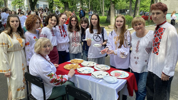 З нагоди дня вишиванки на подвір’ї коледжу КПКМТС проведено цікаві та пізнавальні майстеркласи
