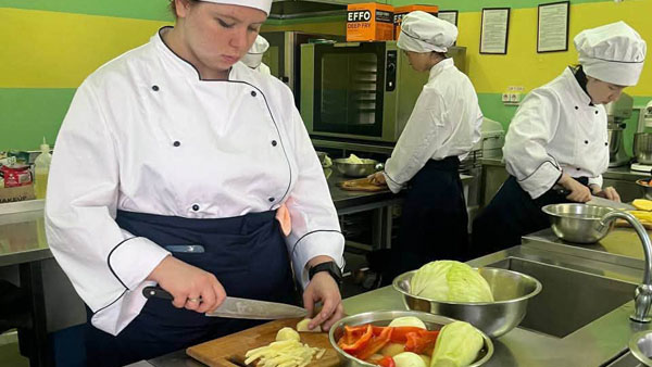 Майбутні кухарі групи 105 опановували одну з базових, але найважливіших тем у кулінарії — «Первинна обробка овочів»